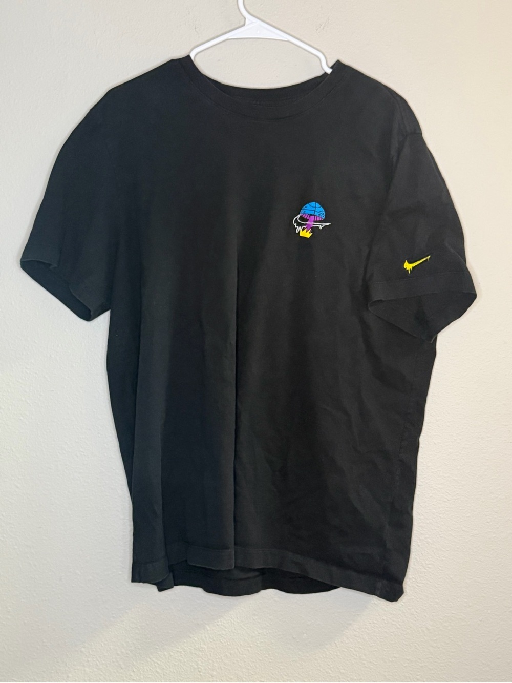The Nike Tee Peace Love Basketball Embroidered T-Shirt XL Streetwear